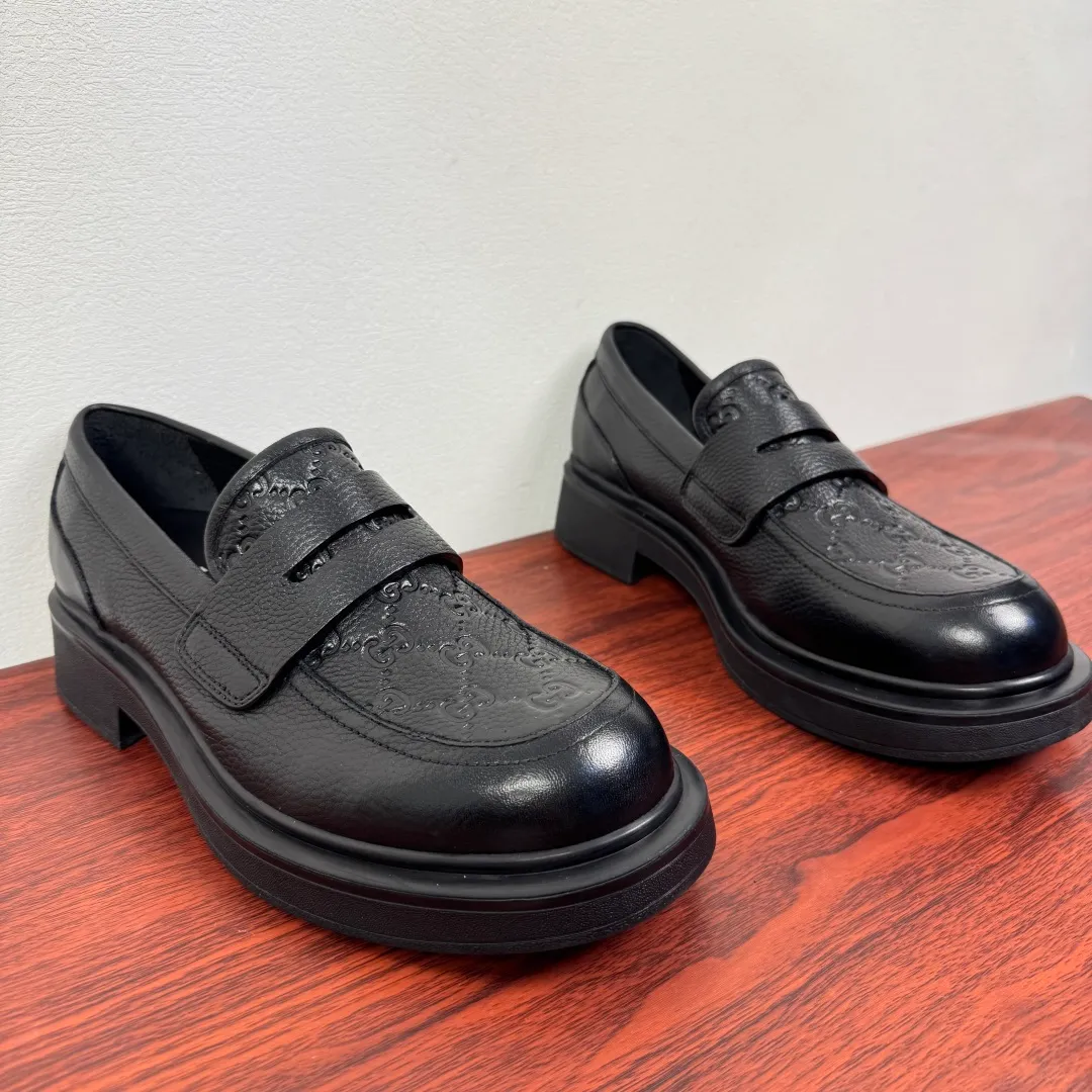 Batch 800 Gucci/Gucci new men's loafers with GG details, thick-soled slip-ons! The design of this men's lace-up shoe is rooted in the brand's heritage. It is carefully crafted from high-quality calfskin/open-edge beaded cowhide/suede cowhide. It is made of various leather types and is embellished with GG printed embossed suede leather details, which pays homage to Gucci's classic monogram. The rubber sole with GG pattern adds a modern touch to the design. Classic and simple sponge cake style design. European and American classic version, full calfskin lining. The overall upper texture is soft. The lining is comfortable and breathable. 2CM thickened soft rubber sole, easy to control. Versatile and stylish on the foot. Available in multiple colors to meet different matching needs. Full package! Size: 39-40-41-42-43-44 Leather shoe size (38.45.46 can be customized) Item number: 7826 Loafers Pebbled cowhide